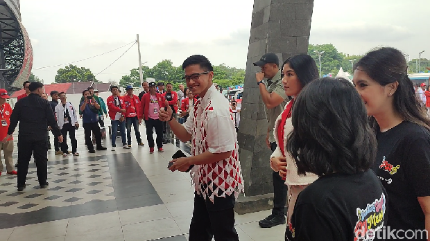 Ketua Umum PSI Kaesang Pangarep tiba di lokasi acara HUT ke-9 PSI di Stadion Jatidiri, Kota Semarang, Sabtu (9/12/2023).