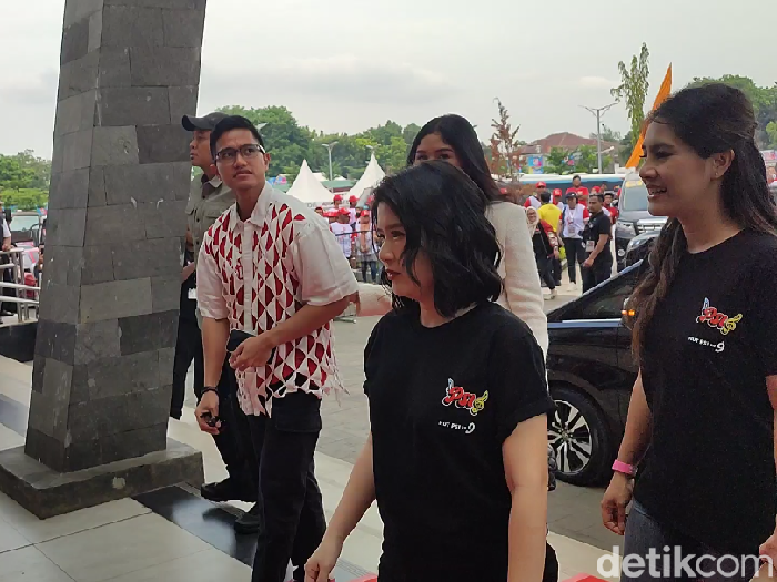 Ketua Umum PSI Kaesang Pangarep tiba di lokasi acara HUT ke-9 PSI di Stadion Jatidiri, Kota Semarang, Sabtu (9/12/2023).