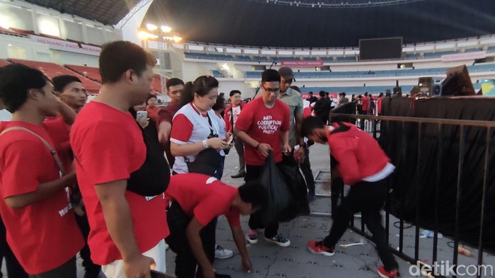 Ketum PSI Kaesang Pangarep dan kadernya bersih-bersih Stadion Jatidiri usai acara HUT, Sabtu (9/12/2023).