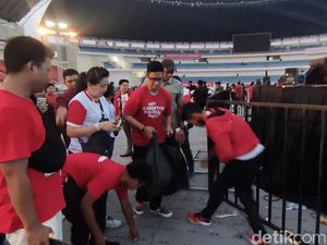 Kompak! Kaesang-Kader PSI Bersihkan Sampah di Stadion Jatidiri