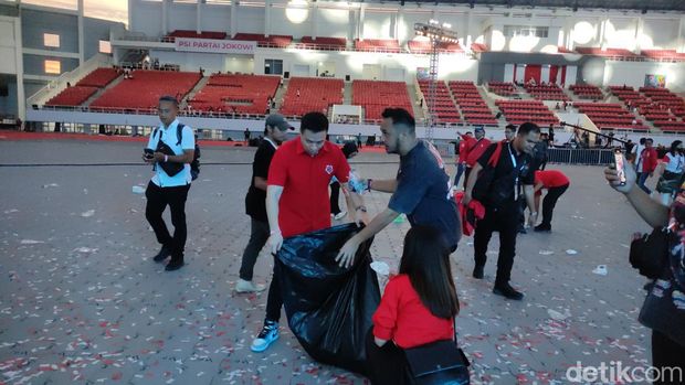 Ketum PSI Kaesang Pangarep dan kadernya bersih-bersih Stadion Jatidiri usai acara HUT, Sabtu (9/12/2023).