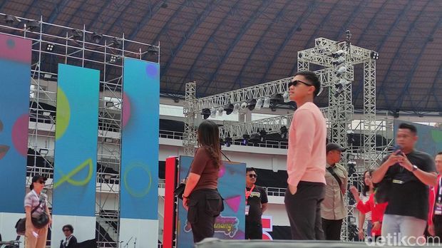 Ketum PSI Kaesang Pangarep mengecek panggung HUT ke-9 PSI di Stadion Jatidiri, Kota Semarang, Sabtu (9/12/2023).