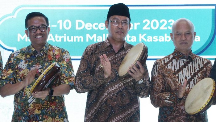 Dari ki-ka: SVP Islamic Ecosystem Solution BSI M. Syukron Habiby, Direktur Retail Banking BSI Ngatari, Direktur Bina Umrah dan Haji Khusus (UHK)Kementerian Agama RI Nur Arifin, dan Direktur Layanan & Niaga Garuda Indonesia Ade Susardi saat berkunjung ke salah satu tenant travel pada pembukaan Garuda Umrah Travel Fair 2023 di Grand Atrium Mall Kota Kasablanka Jakarta, Jumat (8/12/2023).