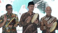 Dari ki-ka: SVP Islamic Ecosystem Solution BSI M. Syukron Habiby, Direktur Retail Banking BSI Ngatari, Direktur Bina Umrah dan Haji Khusus (UHK)Kementerian Agama RI Nur Arifin, dan Direktur Layanan & Niaga Garuda Indonesia Ade Susardi saat berkunjung ke salah satu tenant travel pada pembukaan Garuda Umrah Travel Fair 2023 di Grand Atrium Mall Kota Kasablanka Jakarta, Jumat (8/12/2023).