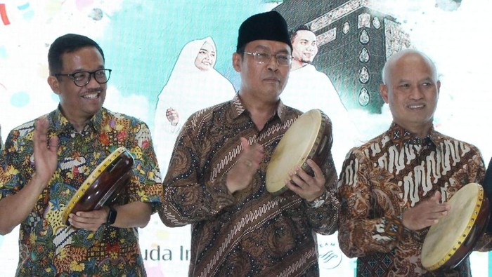 Dari ki-ka: SVP Islamic Ecosystem Solution BSI M. Syukron Habiby, Direktur Retail Banking BSI Ngatari, Direktur Bina Umrah dan Haji Khusus (UHK)Kementerian Agama RI Nur Arifin, dan Direktur Layanan & Niaga Garuda Indonesia Ade Susardi saat berkunjung ke salah satu tenant travel pada pembukaan Garuda Umrah Travel Fair 2023 di Grand Atrium Mall Kota Kasablanka Jakarta, Jumat (8/12/2023).