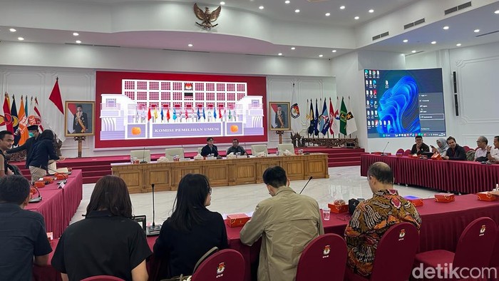 Komisi Pemilihan Umum (KPU) RI menggelar rapat bersama timses pasangan capres-cawapres Pemilu 2024 (Anggi/detikcom).