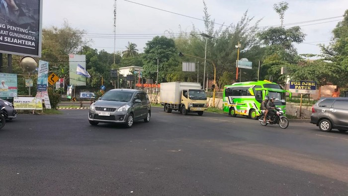 Kondisi arus lalin sore ini di perempatan Patuk, Gunungkidul, Sabtu (9/12/2023).