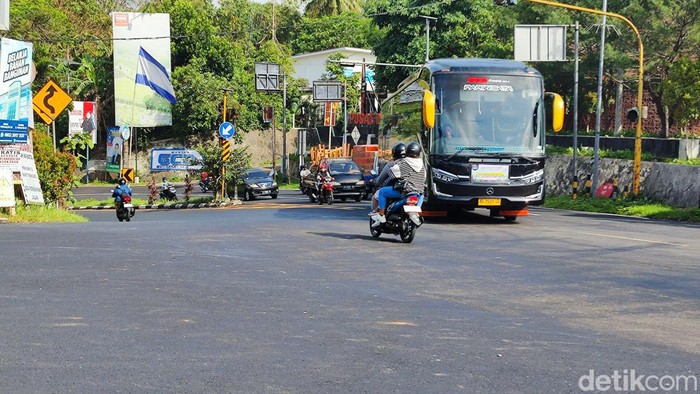 Kondisi lalu lintas di simpang Patuk, Jalan Jogja-Wonosari, Gunungkidul, Sabtu (9/12/2023) pagi.