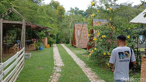 Kota Batam, Kepulauan Riau (Kepri), dikenal sebagai kota industri dan perdagangan. Namun, kota ini juga memiliki berbagai destinasi wisata alam yang menarik untuk dikunjungi.