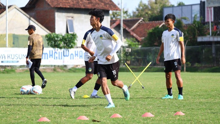 Latihan PSIM Jogja jelang menghadapi Nusantara United di Maguwoharjo Football Park, Jumat (8/12/2023).