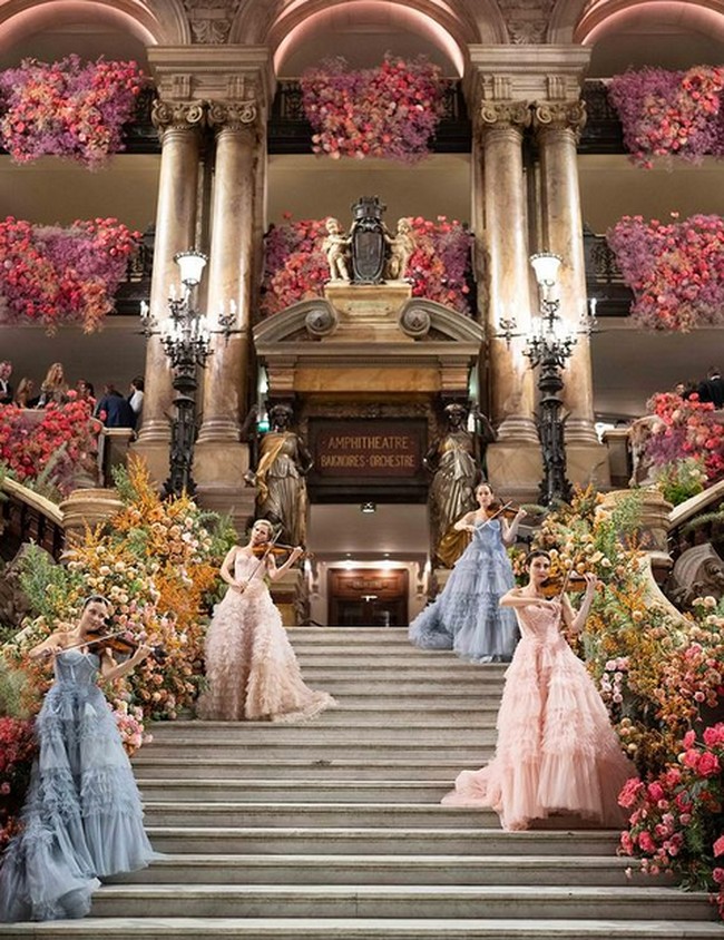 Sehari sebelum acara pernikahan, pasangan Madeleine dan Jacob Chase LaGrone melangsungkan pesta makan malam di Opera Garnier di Paris. Pasangan  tersebut menuruni tangga dengan empat pemain biola yang tampil mewah dengan gaun. Foto: dok. Instagram/@lakecomoweddings