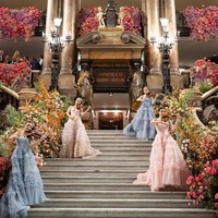 Sehari sebelum acara pernikahan, pasangan Madeleine dan Jacob Chase LaGrone melangsungkan pesta makan malam di Opera Garnier di Paris. Pasangan  tersebut menuruni tangga dengan empat pemain biola yang tampil mewah dengan gaun. Foto: dok. Instagram/@lakecomoweddings