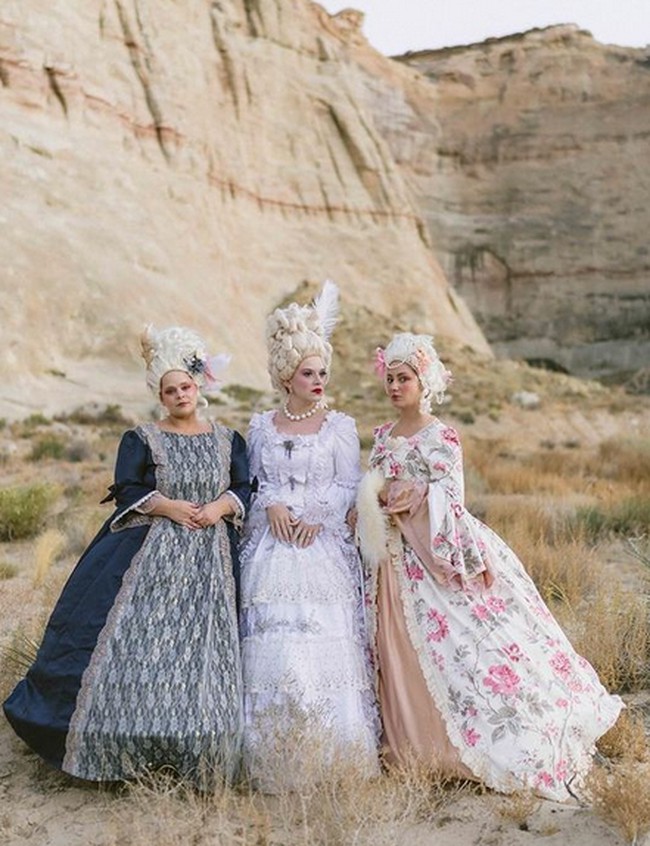 Madeleine dan teman-temannya memakai kostum ala Ratu Prancis Marie Antoinette. Foto: dok. Instagram/@lakecomoweddings