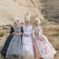 Madeleine dan teman-temannya memakai kostum ala Ratu Prancis Marie Antoinette. Foto: dok. Instagram/@lakecomoweddings