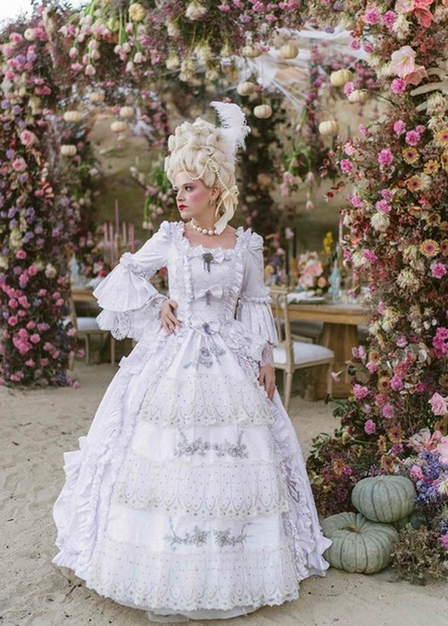 Acara dimulai dengan pesta lajang yang digelar di Amangiri Resort di Utah. Pada saat itu bertepatan dengan perayaan Halloween. Menggelar acara makan di tengah-tengah gurun, teman-teman Madeline tampil berkostum. Foto: dok. Instagram/@lakecomoweddings