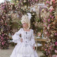 Acara dimulai dengan pesta lajang yang digelar di Amangiri Resort di Utah. Pada saat itu bertepatan dengan perayaan Halloween. Menggelar acara makan di tengah-tengah gurun, teman-teman Madeline tampil berkostum. Foto: dok. Instagram/@lakecomoweddings