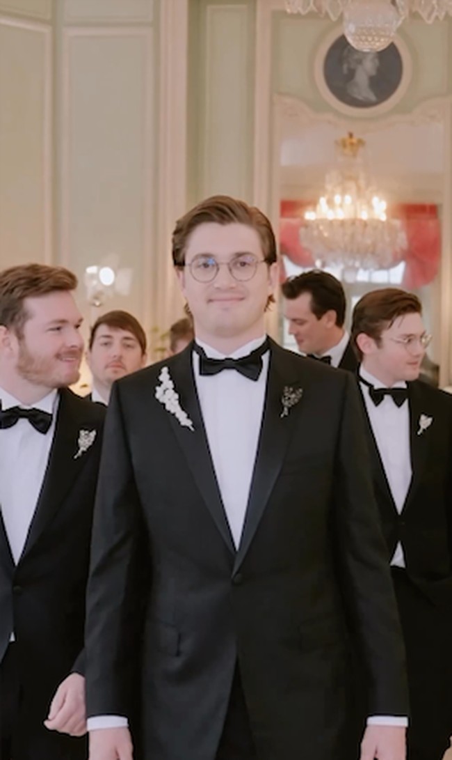 Bersamaan dengan popularitasnya, ada berita lain yang mengungkap kejahatan suaminya. Jacob diduga  menembak petugas polisi di Texas awal tahun ini. Dalam dokumen dakwaan menuduh pria 29 tahun dengan sengaja mengancam dan menggunakan senjata api selama melakukan penyerangan. Selanjutnya, Jacob dilaporkan akan menghadapi hukuman penjara seumur hidup jika terbukti bersalah. Foto: dok. Instagram/@lakecomoweddings