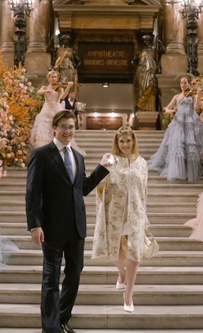 Madeline tampil anggun dengan mini dress dan cape dari Maison Valentino.Foto: dok. Instagram/@lakecomoweddings