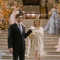 Madeline tampil anggun dengan mini dress dan cape dari Maison Valentino.Foto: dok. Instagram/@lakecomoweddings