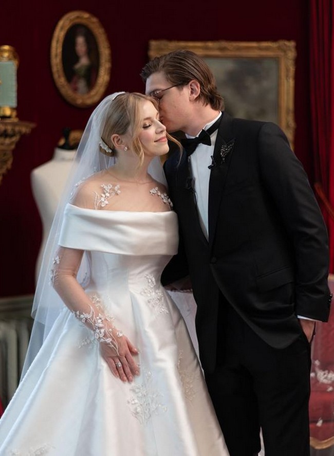 Madeleine tampil dengan gaun pengantin putih dari Dior Couture. Pesta pernikahan mereka disebut-sebut menelan biaya hingga US$ 56 juta atau sekitar Rp 867 miliar. Foto: dok. Instagram/@lakecomoweddings