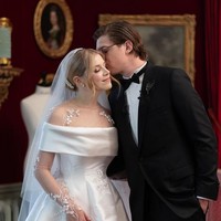 Madeleine tampil dengan gaun pengantin putih dari Dior Couture. Pesta pernikahan mereka disebut-sebut menelan biaya hingga US$ 56 juta atau sekitar Rp 867 miliar. Foto: dok. Instagram/@lakecomoweddings