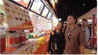 Begini momen Mahalini dan Rizky Febian saat berkeliling di pasar malam di Bangkok. Mereka menjelajahi banyak kuliner. Foto: YouTube Rizky Febian