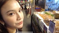 Selain itu, Mahalini juga mencicipi jajanan ekstrem seperti serangga goreng. Awalnya ngeri, tetapi Mahalini mengakui kelezatan rasanya. Foto: YouTube Rizky Febian