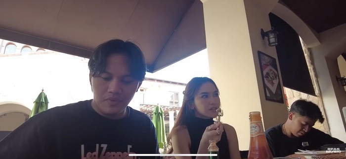 Mahalini dan Rizky Febian kulineran di Thailand