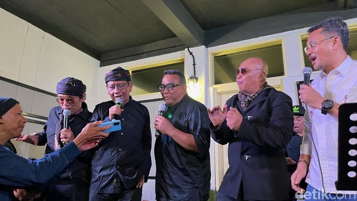Mahfud Md (orang kedua dari sebelah kiri dan memegang mic) bertemu generasi milenial di Bandung, Sabtu (9/12/2023).