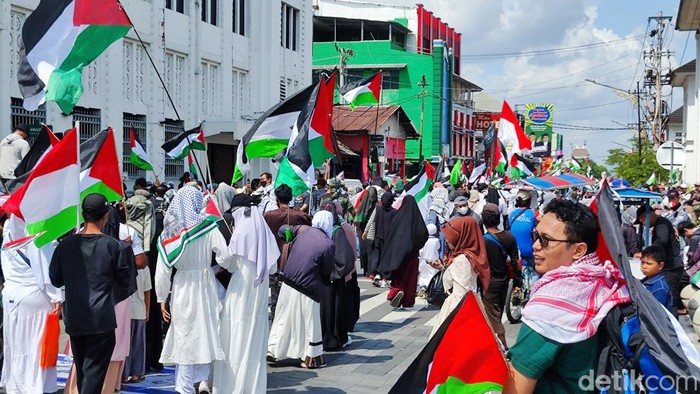 Massa dalam Aksi Bela Palestina di Titik Nol Kilometer, Kota Jogja, Sabtu (9/12/2023).