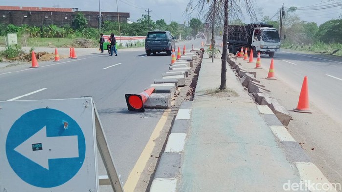 Median jalan Jogja-Solo mulai dibongkar untuk exit tol Kuncen, Kecamatan Ceper, Klaten, Sabtu (9/12/2023).