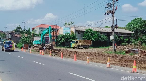 Median jalan Jogja-Solo mulai dibongkar untuk exit tol Kuncen, Kecamatan Ceper, Klaten, Sabtu (9/12/2023).