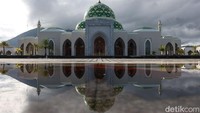 Melihat bentuk bangunan masjid ini tak dapat dimungkiri kemegahan kubah yang dibalut aksen warna hijau berpadu garis silang berwarna kuning sangat mencolok. Kubah terdiri dari 20 kubah yang disusun pada tiga tingkatan. Pada puncak tertinggi terdapat satu kubah utama yang melambangkan Ihsan, bagian kedua terdapat enam kubah sebagai simbol rukun Iman dan 12 kubah ketiga melambangkan Maulid Nabi Muhammad Saw.