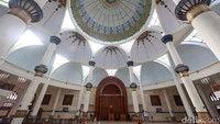 Bagian yang juga cukup mendominasi visual bagian dalam masjid adalah mihrab. Mihrab berbentuk geometrika ruang lengkung dengan kesan bentuk lancip pada pertemuan kedua sisinya dan latar belakang yang terbuat dari bahan kayu dengan bentuk yang cukup besar, membuat mihrab terlihat menjadi aksen yang sengaja dibuat sebagai sentra visual bagian dalam masjid.