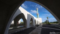 Pemandangan luar masjid juga dilengkapi dengan empat menara megah di keempat sisinya sebagai makna dari empat sifat dari empat sahabat Rasulullah Saw. Adapun tinggi kubah adalah 17 meter sesuai dengan jumlah rakaat shalat wajib dalam sehari.