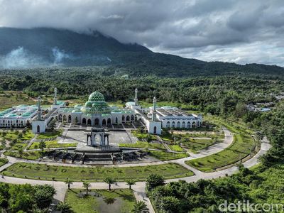 Melihat Kemegahan Masjid Agung Natuna