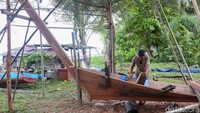 Saat ini makin sedikit warga Natuna yang berprofesi membuat kapal.
