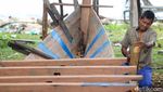 Melihat Pembuatan Kapal Pompong di Natuna
