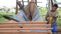 Zulkifli, pembuat kapal Pompong di desa kelanga, Bunguran Timur Laut, Kabupaten Natuna, tengah menyelesaikan pembuatan kapal Pompong pesanan. Untuk menyelesaikan pembuatan kapal Pompong dengan ukuran 15 meter, Zulkifli membutuhkan waktu kurang lebih 5 bulan.