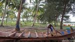 Melihat Pembuatan Kapal Pompong di Natuna