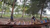 Alasannya adalah makin sedikitnya nelayan yang memesan perahu. Selain itu, kendala lainnya adalah ketersediaan bahan baku kayu.