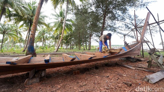 Zulkifli, pembuat kapal Pong pong di desa kelanga, Bunguran Timur Laut, Kabupaten Natuna, tengah menyelesaikan pembuatan kapal Pong pong pesanan. Untuk menyelesaikan pembuatan kapal Pompong dengan ukuran 15 meter, Zulkifli membutuhkan waktu kurang lebih 5 bulan.