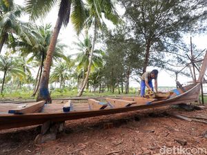 Melihat Pembuatan Kapal Pompong di Natuna