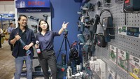 Suci Wulandari, Country Business Director of Bosch Power Tools in Indonesia (kiri) dan Maharlika Kumastyo, Marketing Manager Bosch Power Tools in Indonesia berbincang saat gelaran Manufacturing Expo 2023, di Jakarta. 