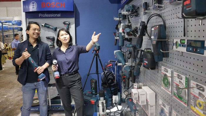 Suci Wulandari, Country Business Director of Bosch Power Tools in Indonesia (kiri) dan Maharlika Kumastyo, Marketing Manager Bosch Power Tools in Indonesia berbincang saat gelaran Manufacturing Expo 2023, di Jakarta.