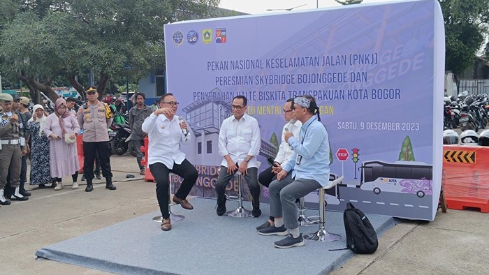 Menhub Budi Karya Sumadi dan Bupati Bogor Iwan Bupati Bogor Iwan Setiawan di acara peresmian skybridge yang menghubungkan Terminal dan Stasiun Bojonggede, Sabtu (9/12/2023).