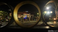 Warga mulai mendatangi Taman Surya sekitar pukul 18.00 WIB dan selalu ramai. Bahkan pada akhir pekan jumlah pengujung bertambah.