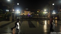 Dua orang anak sedang bermain sepatu roda di depan Taman Surya.