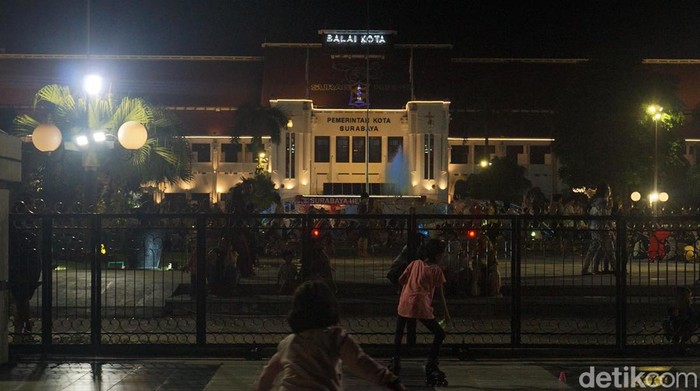 Sejumlah warga Kota Surabaya menikmati suasana malam di Taman Surya Balai Kota Surabaya, Sabtu (9/12/2023).