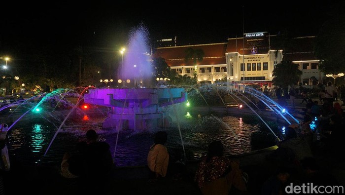 Menikmati Malam di Taman Surya Balai Kota Surabaya